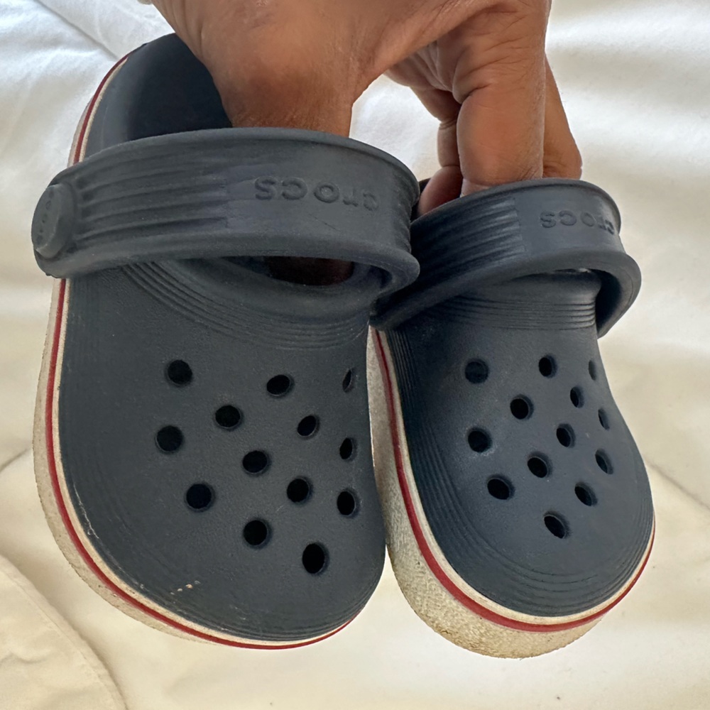 Navy crocs T4